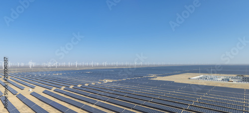 Quadro su tela Panoramic Solar Wind and Energy Storage Integrated Farm in Desert Gobi