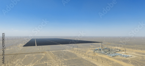 Fotografía Aerial Panorama of Solar Wind and Energy Storage Integrated Station in Desert Go
