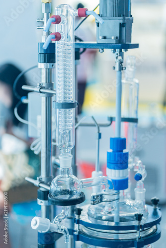 Fotografía Jacketed Glass Benchtop Reactor Equipment of a chemical laboratory Laboratory reactor Chemistry