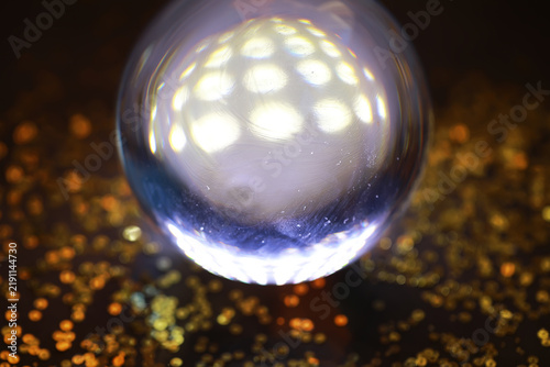 Foto Captivating Crystal Ball with Golden Bokeh for Mystical Vibes and Enchantment
