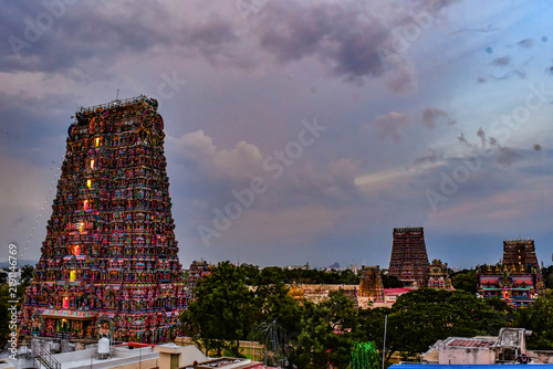Fotografie View of multiple colorful gopurams at Madurai Meenakshi Amman Temple during prep