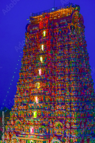 Fotografie Night view of the illuminated gopurams of Madurai Meenakshi Amman Temple during
