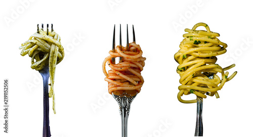 Fotografía Three forks with pesto tomato and olive oil pasta isolated transparent png