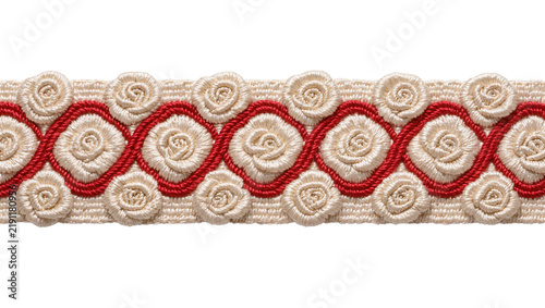 Foto Beige embroidered trim with red interwoven loops and cream rosebuds, isolated on