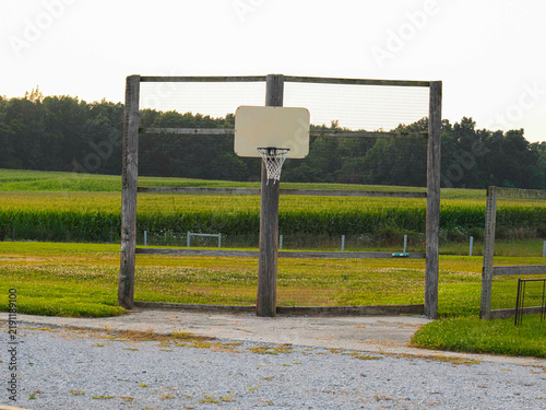 Obraz na plátně Rustic basketball hoop in a rural country field