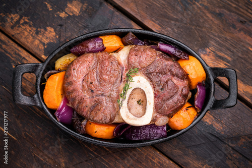 Konstfotografi Hearty ossobuco slow cooked to perfection, showcasing succulent osso buco shank meat and aromatic herbs in a comforting stew