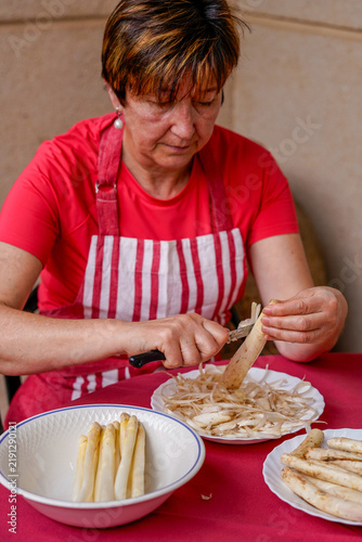 Konstfotografi Woman peeling homegrown white asparagus from la rioja for cooking