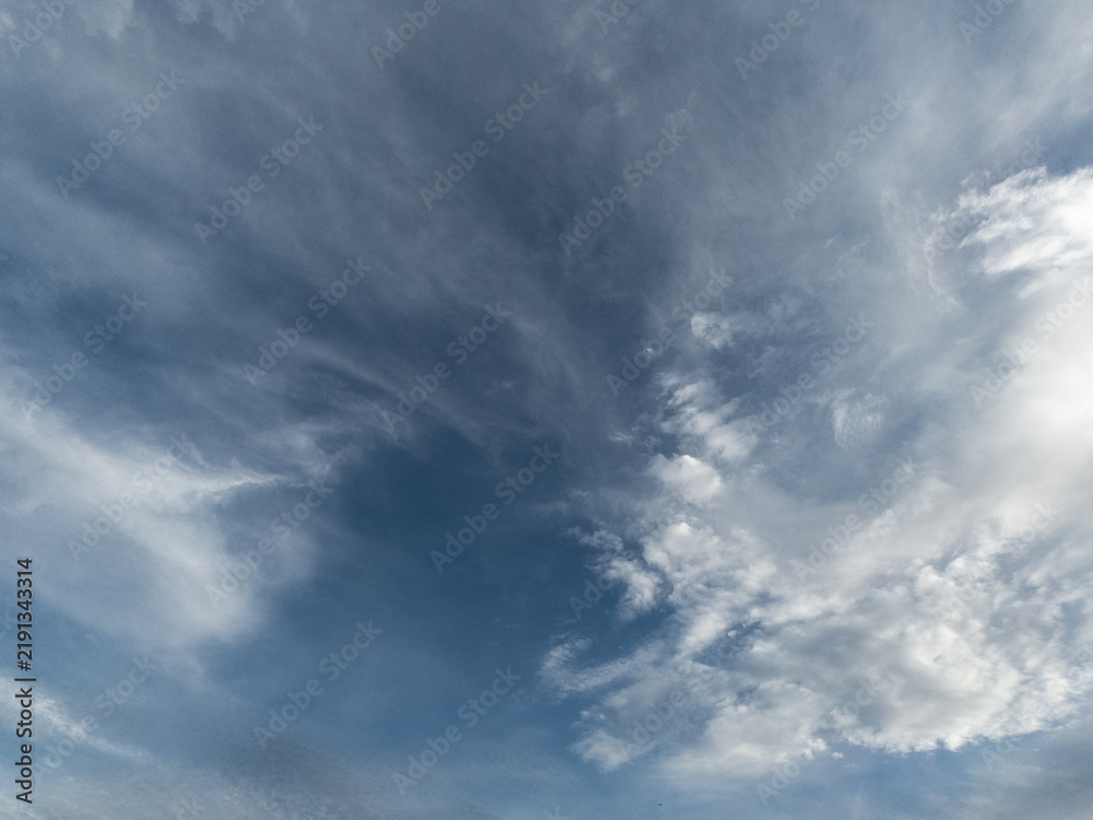 Obraz premium 秋雨の晴れ間、龍雲