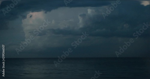 Sequenza di fulmini all'orizzonte sul mare tra le nuvole