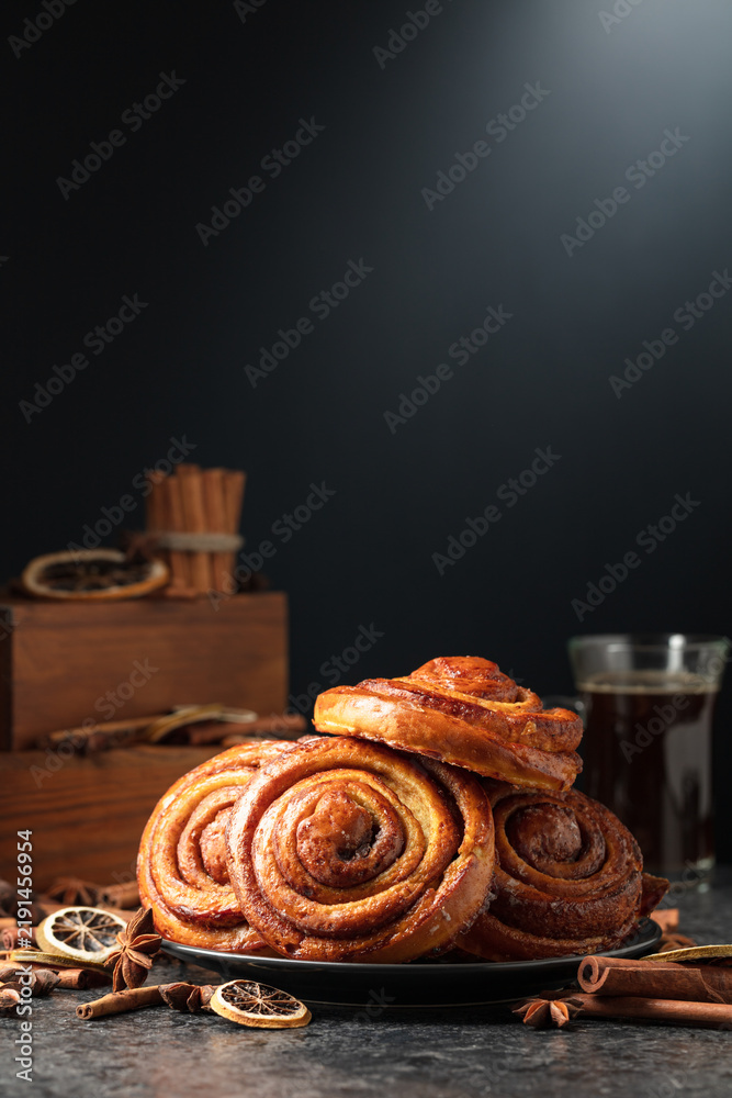 Obraz premium Kanelbullar - Swedish cinnamon buns.