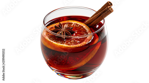 Foto Mulled wine in a glass with cinnamon stick, star anise and orange slice