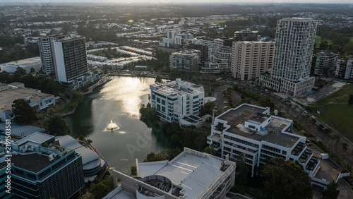 Foto Urban lake and high rise development in late afternoon light, showing mixed use