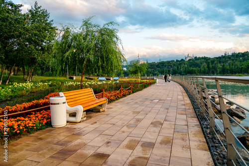 Fotografía The embankment of the Sayran Reservoir before a summer thunderstorm