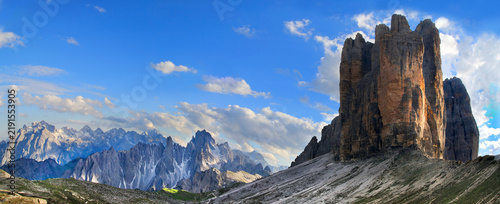 Drei Zinnen Bergmassiv mit Blick auf die Cadini-Gruppe, Dolomiten, Italien, Europa, Panorama 