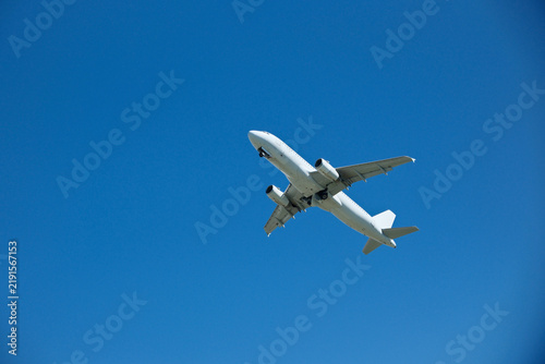 Canvastavla White Passenger Airplane Ascending and Accelerating Against Blue Sky Minutes Aft