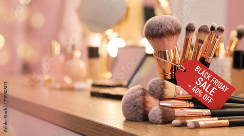 Bild auf Leinwand Makeup brushes with black Friday tag – beauty accessories and cosmetics sale pro
