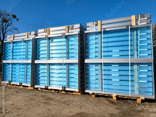 Foto Roadside barriers reduce the impact of highway traffic sound