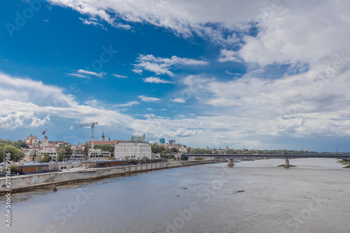 Foto Vistula River bank and Warsaw city skyline view