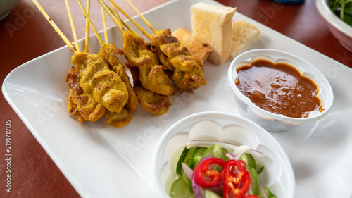 Fotografía Pork satay skewers with peanut sauce and cucumber relish