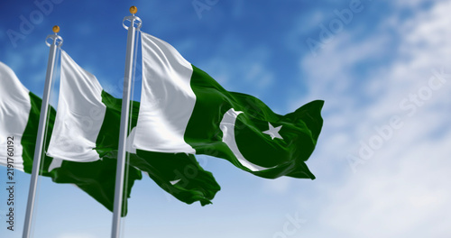 Foto Pakistan National flags waving on a clear day