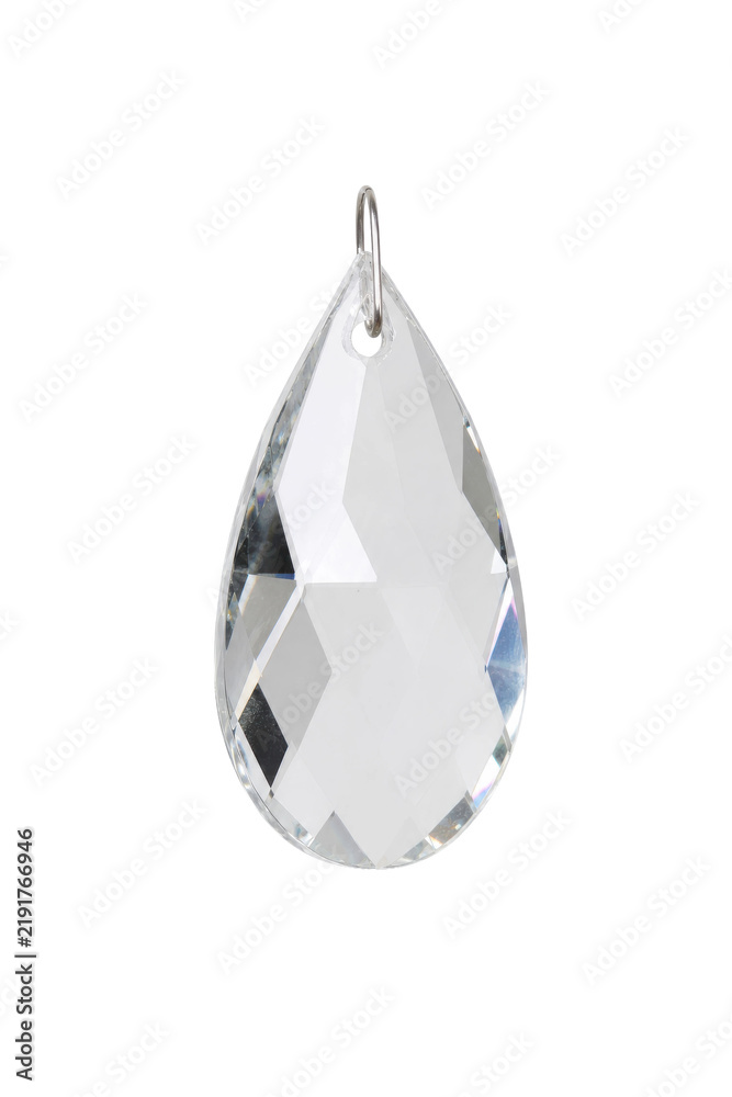 Obraz premium Clear faceted teardrop crystal pendant with a silver ring at the top, sparkling brightly against a clean white background