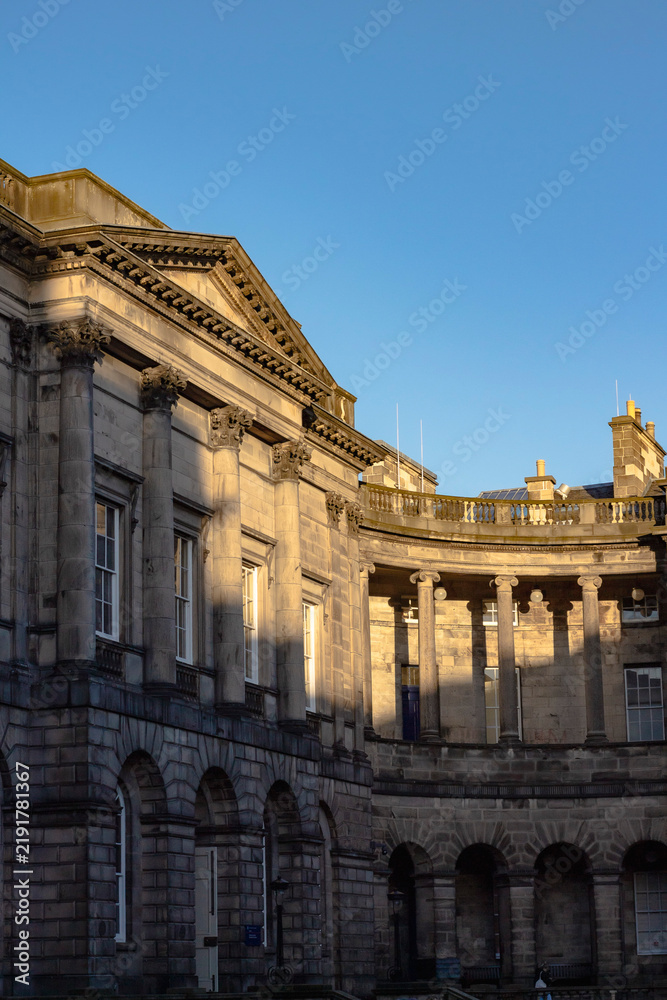 Obraz premium Edinburgh, Scotland – Jan 17, 2022: Sunlit neoclassical courtyard architecture at Edinburgh Old College
