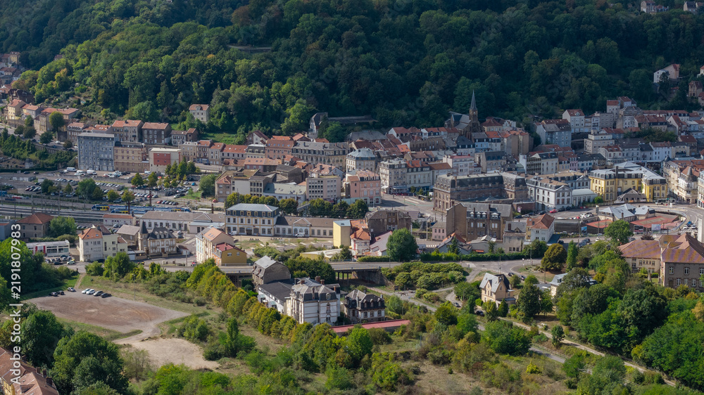 Fototapeta premium vue aérienne panoramique de Longwy et de son agglomération , département de Meurthe-et-Moselle en septembre 2026 après un été caniculaire. La végétation a souffert du manque de pluie en France 
