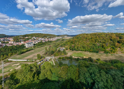 vue aérienne panoramique de Longwy et son agglomération avec le golf international au premier plan. Situé en Lorraine, dans le Pays-Haut, ancien fief de la sidérurgie lorraine entouré de forêts 