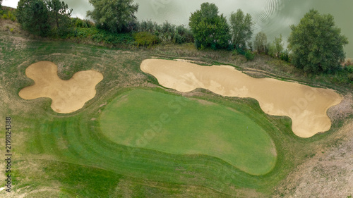 Bild auf Leinwand vue aérienne d'un terrain de golf à la fin de l'été 2026 après les canicules et