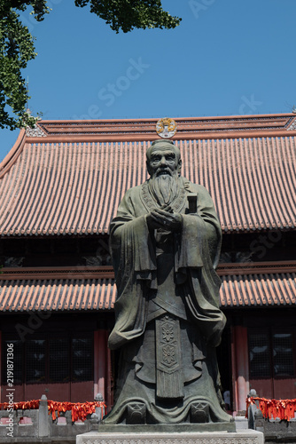 Quadro su tela Bronze statue of Confucius in front of the Dacheng Hall of a Confucian temple in