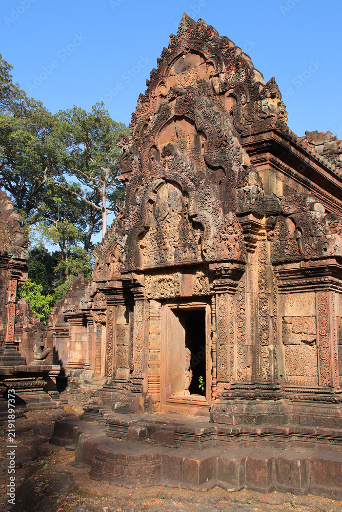Fototapeta premium in a ruined buddhist and hindu khmer temple (banteay srei) in angkor in siem reap in cambodia 