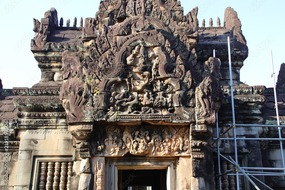 Obraz premium in a ruined buddhist and hindu khmer temple (banteay samre) in angkor in siem reap in cambodia 