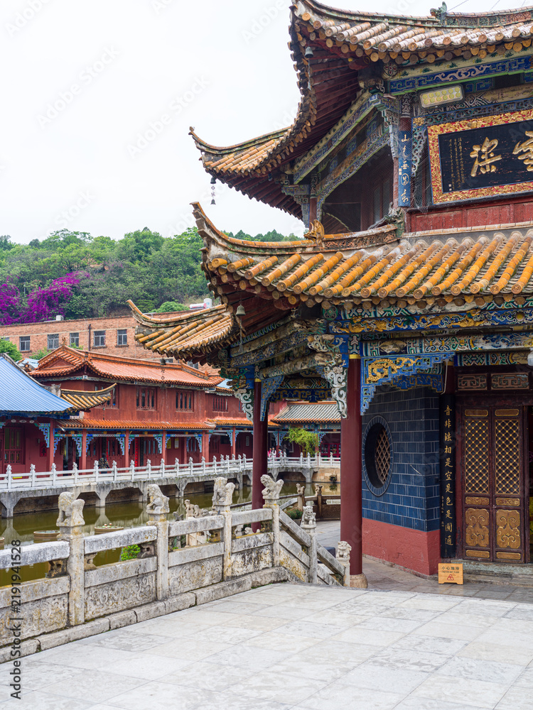 Obraz premium Traditional Chinese temple pavilion with stone railing and historical architecture in courtyard