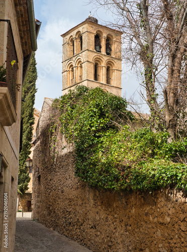 Foto Ancient Romanesque Bell Tower with Stork - A historic stone bell tower featuring