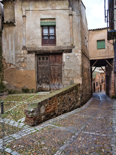 Принти на полотні Historic Cobblestone Alleyway in Toledo - A narrow, ancient cobblestone alleyway