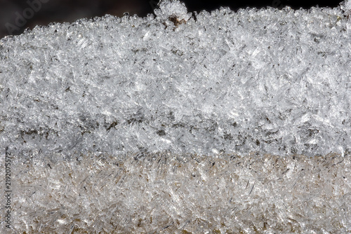 Fotografía Macro close-up of ice frost crystals on frozen surface