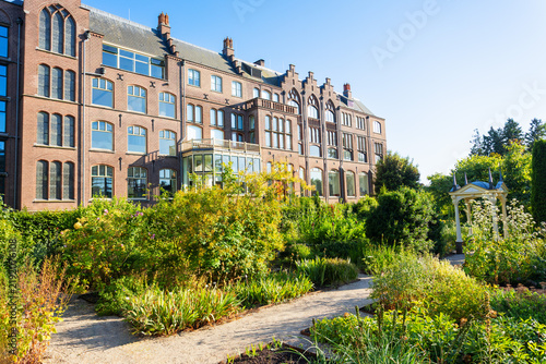 Cuadro en lienzo The historic university building in Leiden city, Netherlands