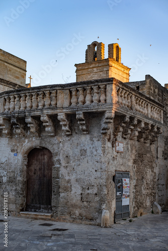 Foto PALAZZO TORRICELLI AD AVETRANA DETTAGLIO DELLA BALAUSTRA BAROCCA D' ANGOLO