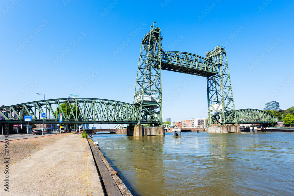 Naklejka premium Koningshavenbrug De Hef bridge in Rotterdam, Netherlands