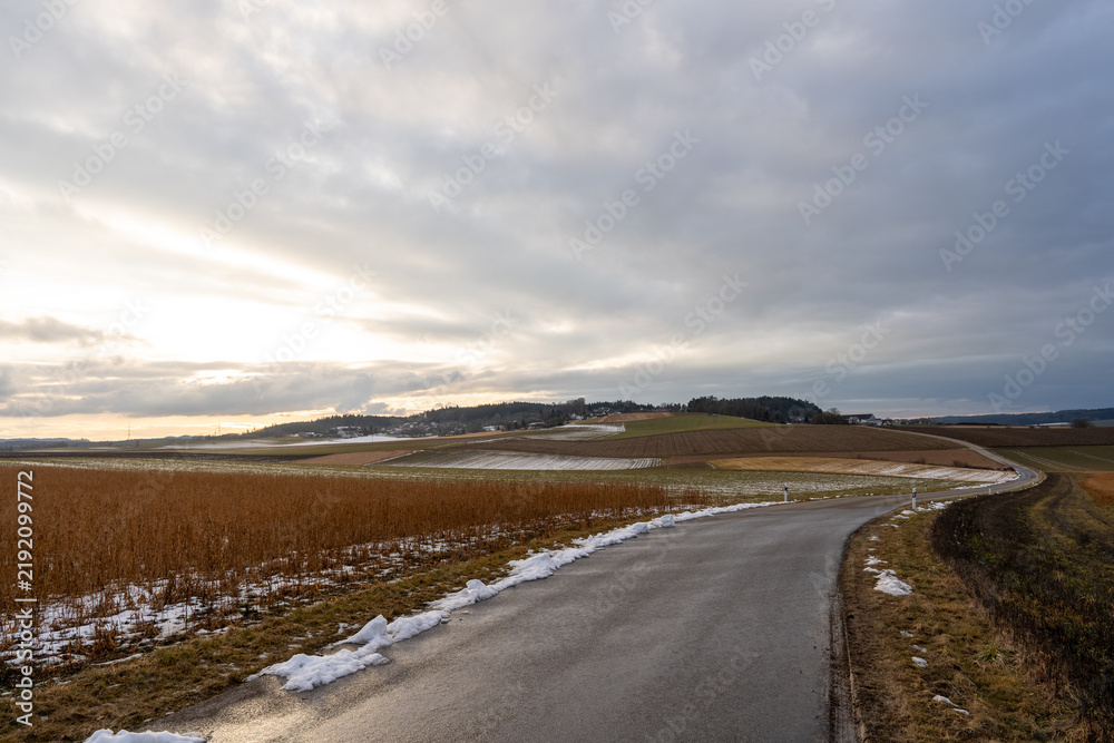 Obraz premium Rural landscape near Petersdorf under a cloudy winter sky