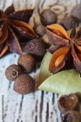 Foto Star anise, star pepper, bay leaf, dried orange, spices for mulled wine, close‑
