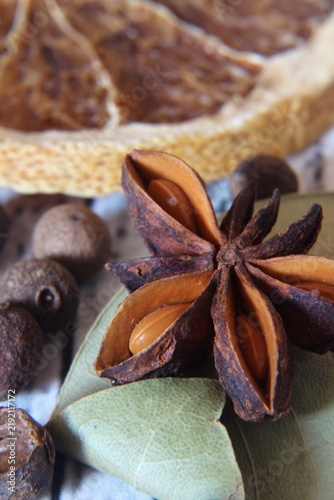 Foto Star anise, star pepper, bay leaf, dried orange, spices for mulled wine, close‑