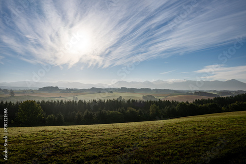 Obraz na płótnie 美瑛町 朝靄の新栄の丘の朝