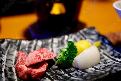 Obraz w ramie 日本の和牛。焼く前の淡路牛赤身ステーキと野菜