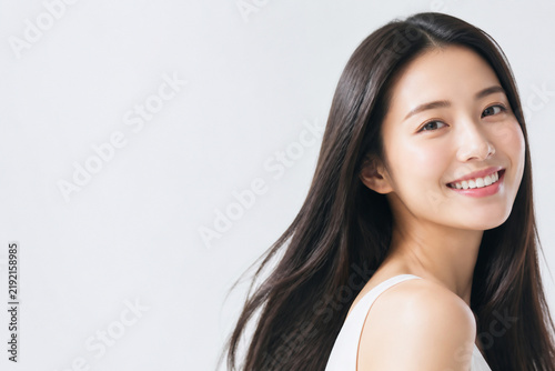 Obraz w ramie 振り返って満面の笑みを見せる美しい女性 Generative AI