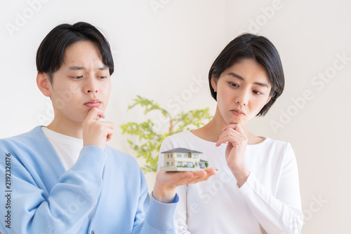 Fototapeta 家を持つ夫婦
