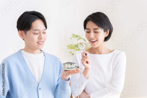 Tapety artystyczne 家を持つ夫婦