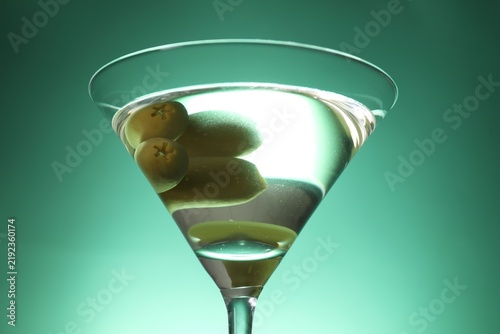 Obraz na płótnie Classic Martini Glass with Clear Alcohol Cocktail and Green Olives