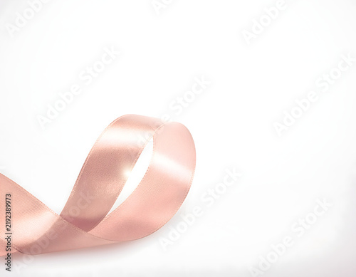 左下でローズゴールドの二本のシルクリボンが緩やかに交差する背景 / Rose Gold Double Silk Ribbon Crossing Background