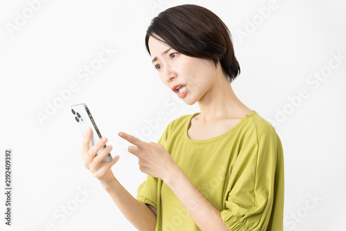 Tapety artystyczne スマートフォンを使うカットソー姿の女性 ライフスタイルイメージ